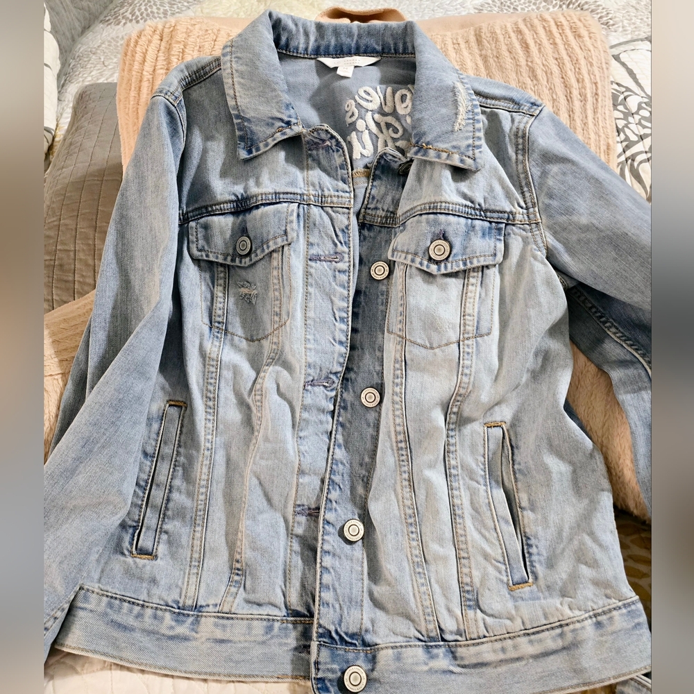 Women's distressed Jean Jacket Med